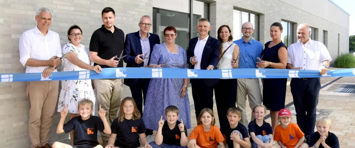 Durchschnitt des Eröffnungsbandes zwischen den zwei Neubauten