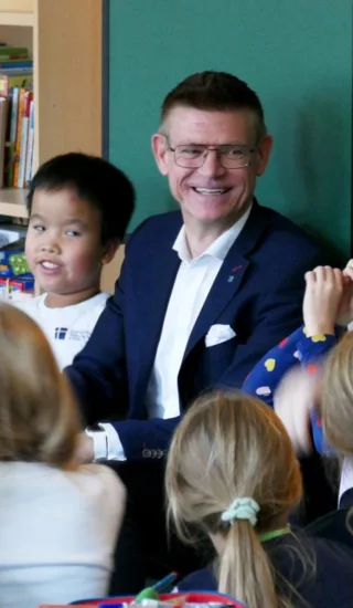 Stiftungsvorstand Marco Eberl liest in der Evangelischen Grundschule Erfurt vor.