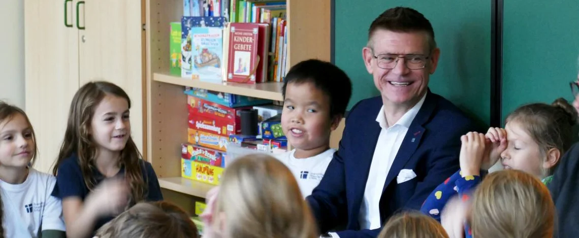 Stiftungsvorstand Marco Eberl liest in der Evangelischen Grundschule Erfurt vor.