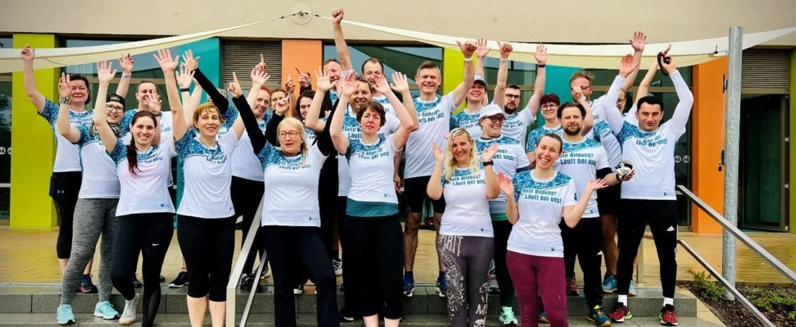 Teamfoto vor der Evangelischen Grundschule Halle