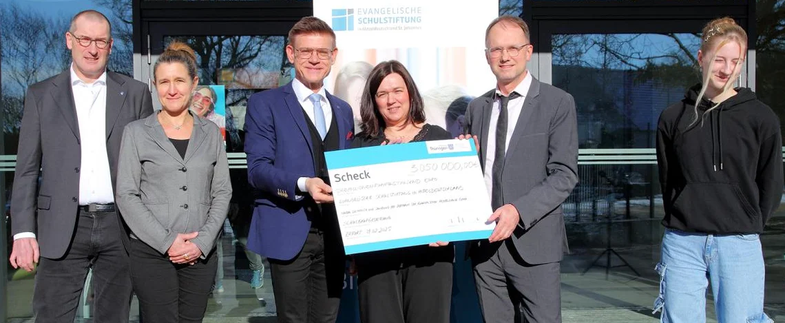 Schulbeiratsvorsitzender Superintendent Friedemann Witting, Schulelternsprecherin Nicole Schade, Vorstandsvorsitzender Marco Eberl, Schulleiterin Sandra Diersch, Staatsekretär Tobias J. Knoblich und Schülersprecherin Mara Trenker (v. l. n. r.)